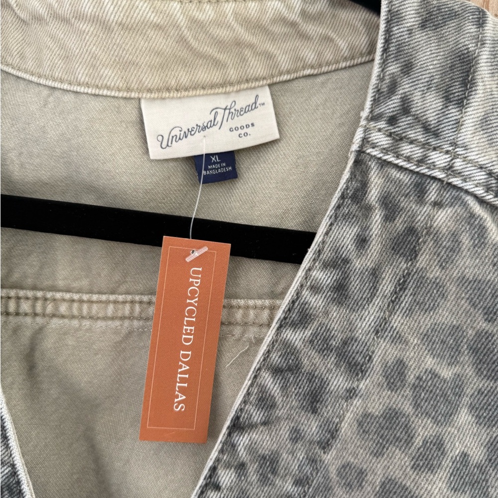 Universal Thread Gray Animal Print Vest - Picture 4 of 8